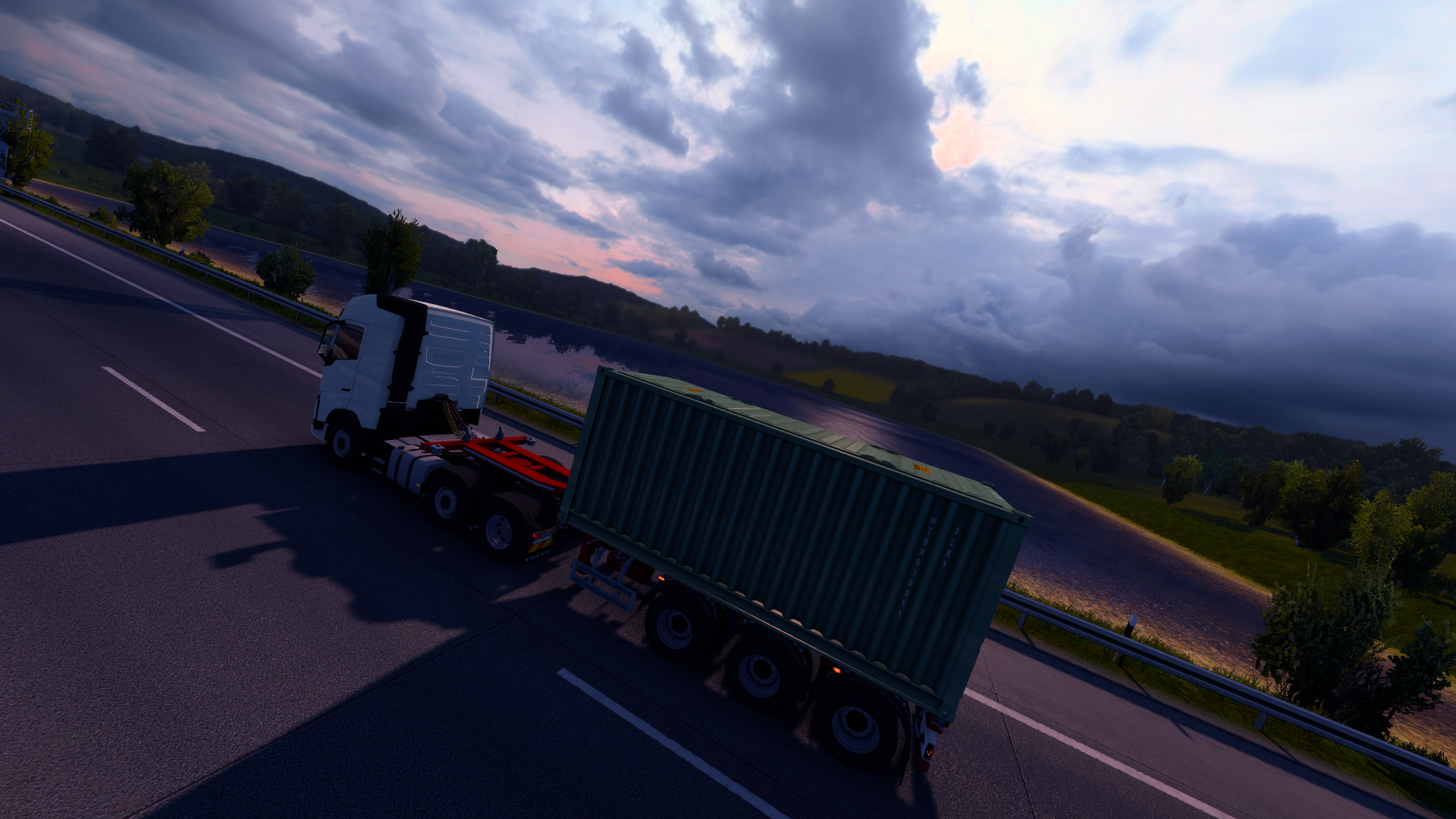 Autobahn am Flussufer in der Dämmerung