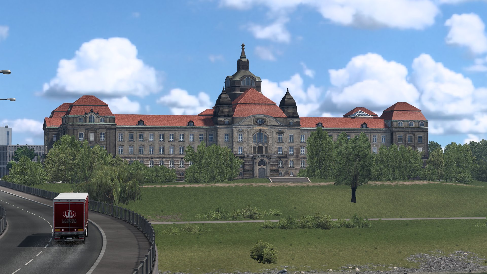 Justiz- oder Verwaltungsbau am Elbufer Dresden