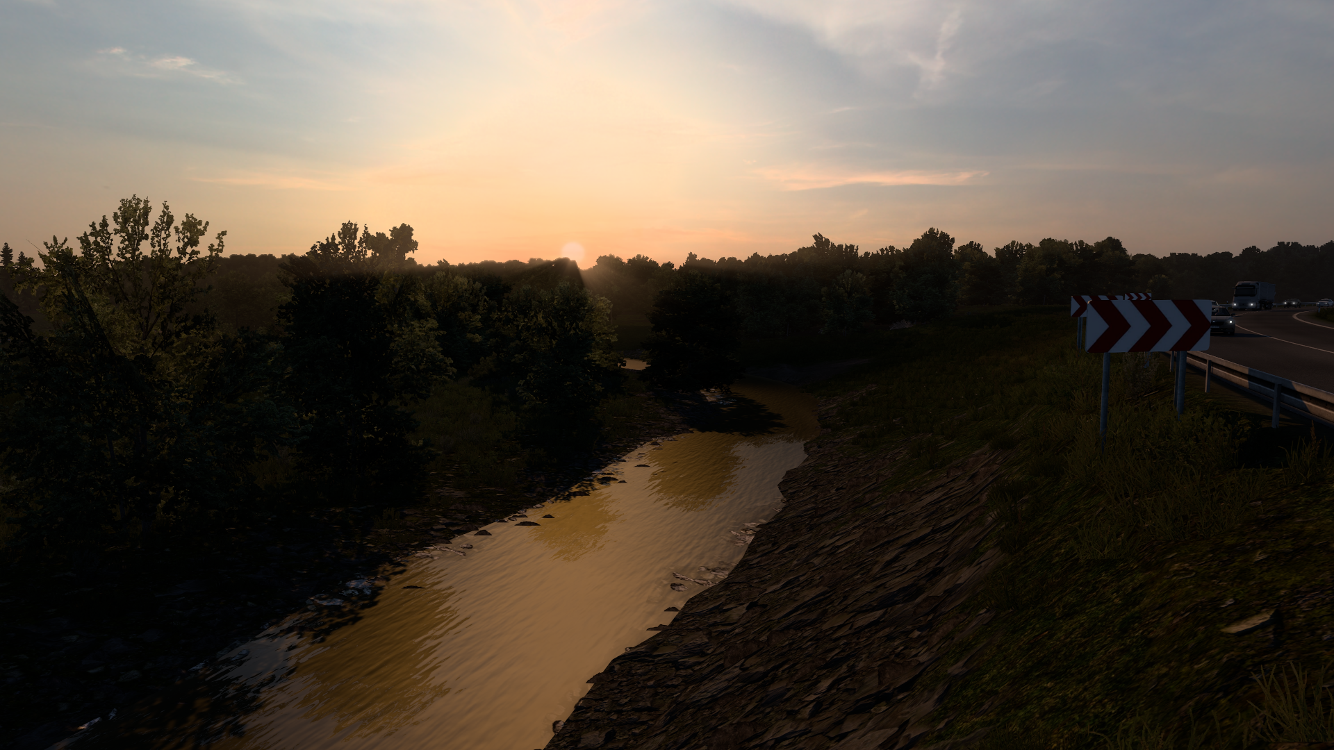 Sonnenuntergang über einem Flusslauf nahe einer Autobahn bei Frankfurt