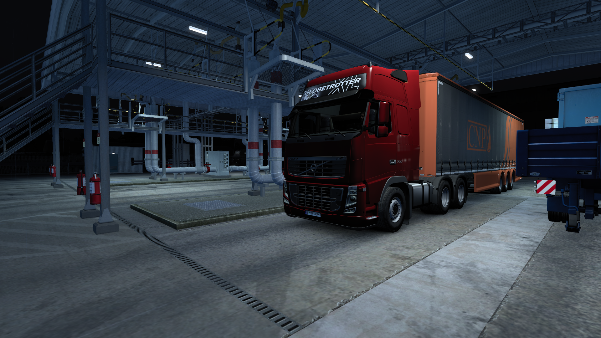 Nürnberger Industriehof bei Nacht mit rotem Volvo FH 700 und CNP-Planenauflieger unter Ladehalle