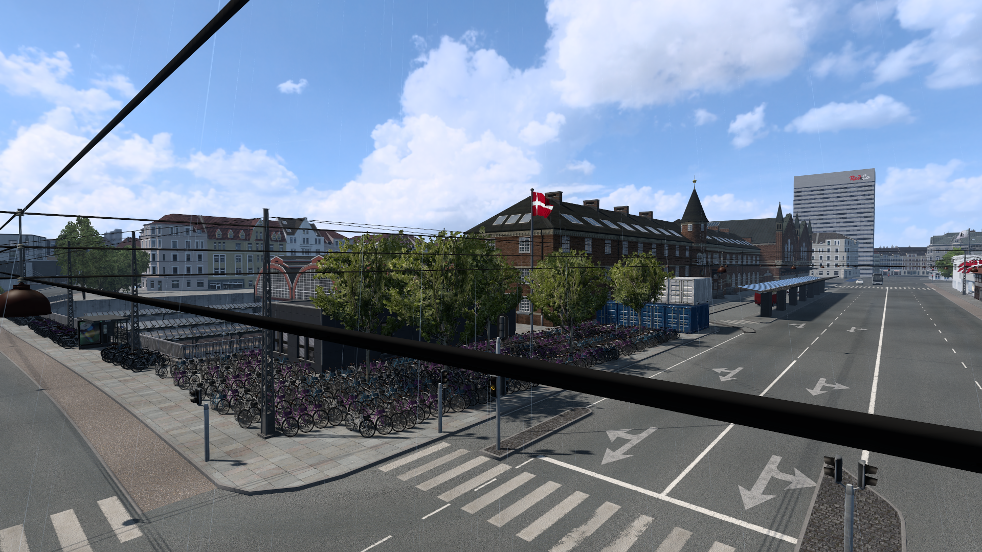 Umfeld des Hauptbahnhofs Kopenhagen mit Fahrrädern und Straße