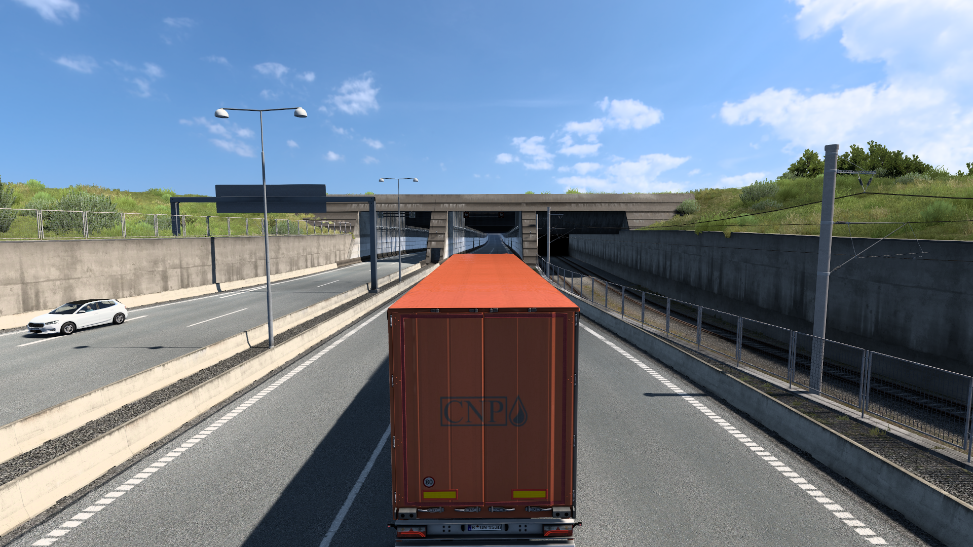 Einfahrt in den Øresundtunnel mit Autobahn und Bahntrasse