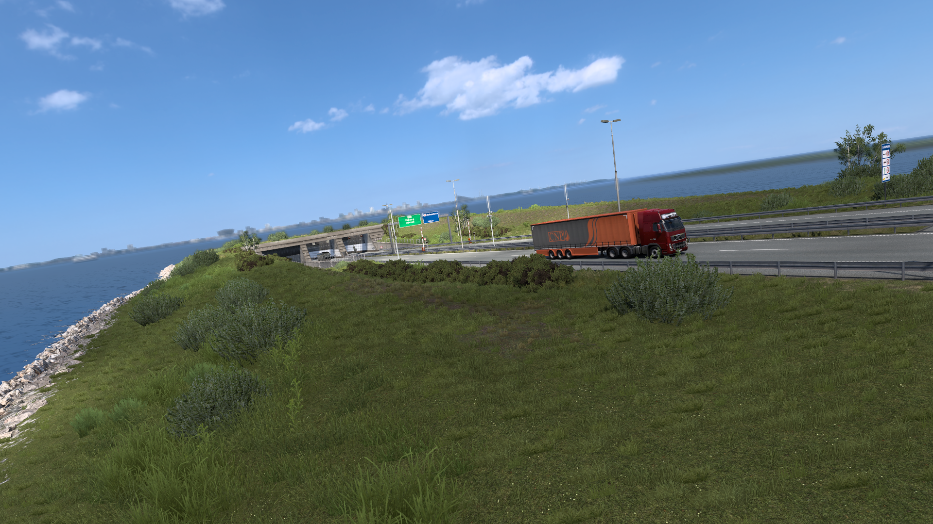 Autobahn auf Peberholm mit Blick auf Wasser und Küstenlinie