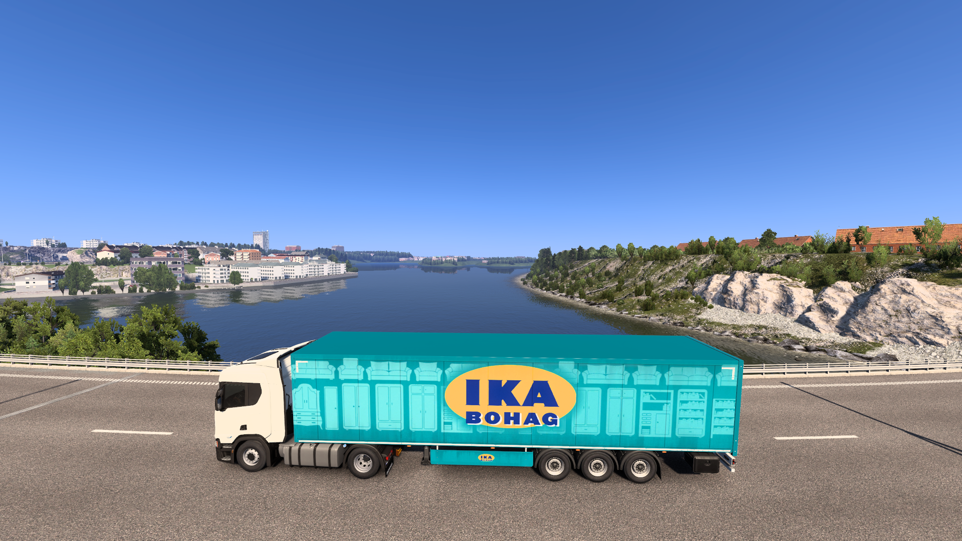 Lkw fährt an der beleuchteten Wasserfront von Stockholm vorbei