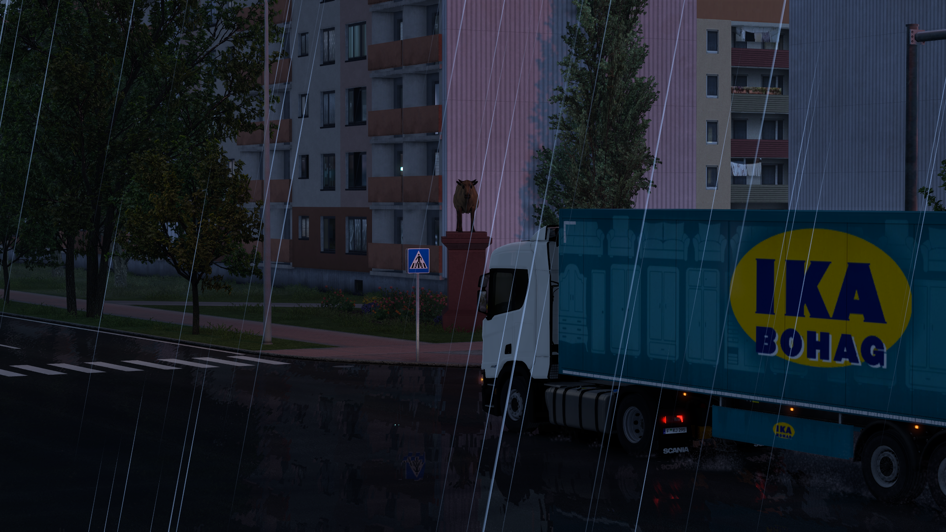 Westwood-Lkw an der Rinderstatue in Windau im Regen